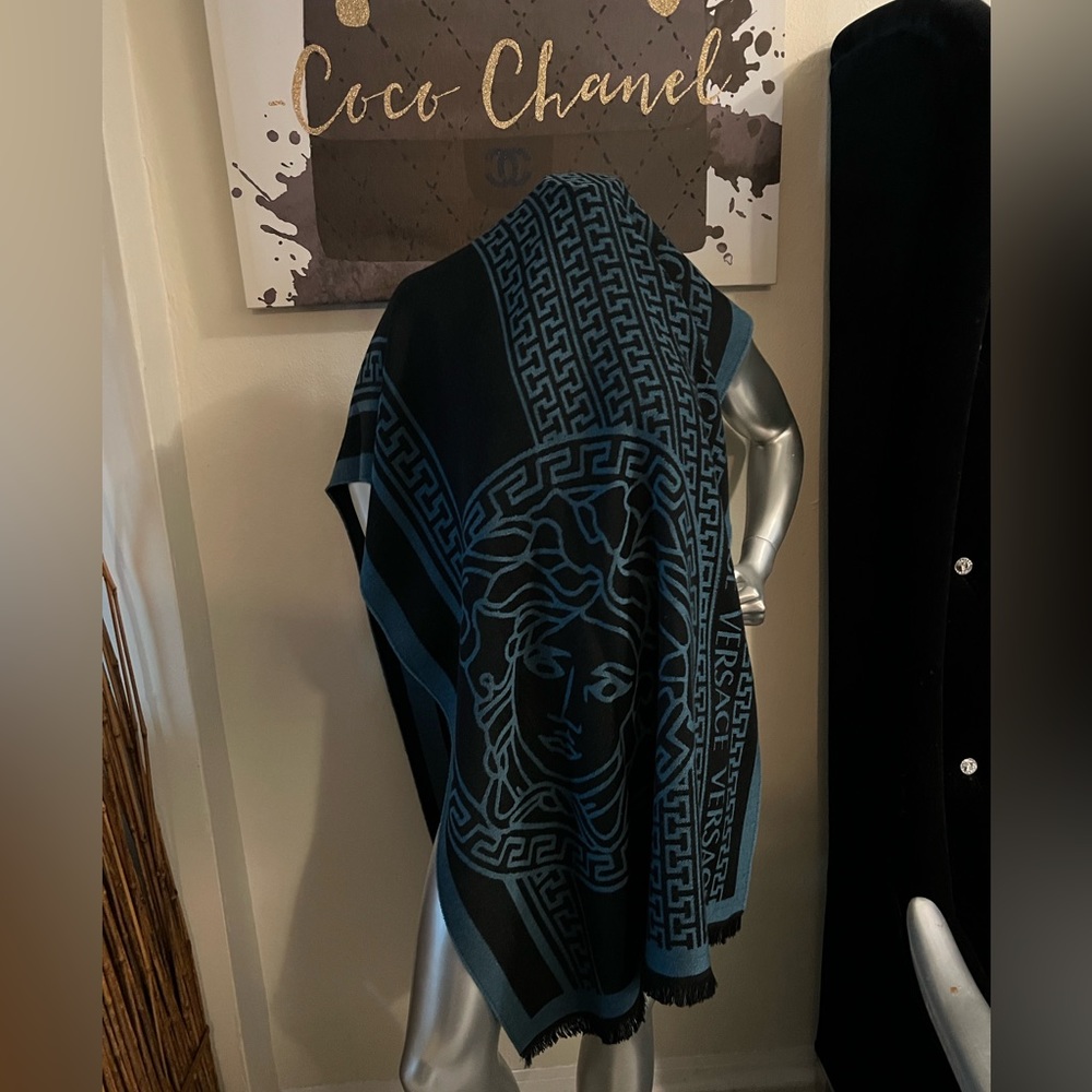 Versace Reversible Shawl - Picture 3 of 9